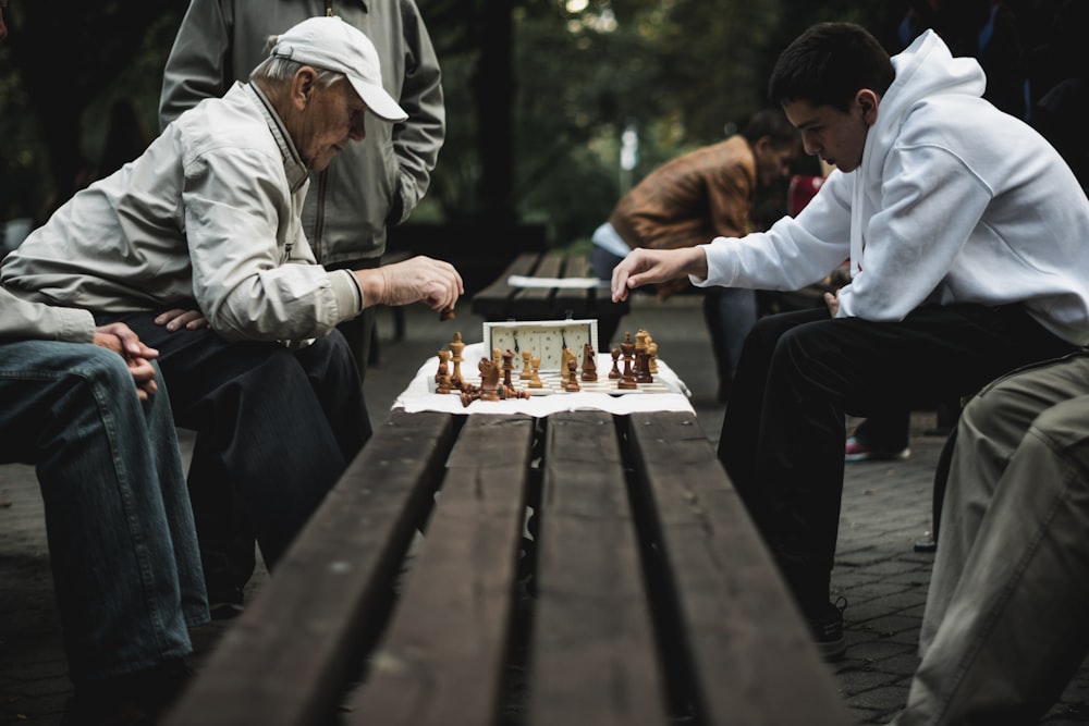 zwei Männer spielen Schachbrettspiel