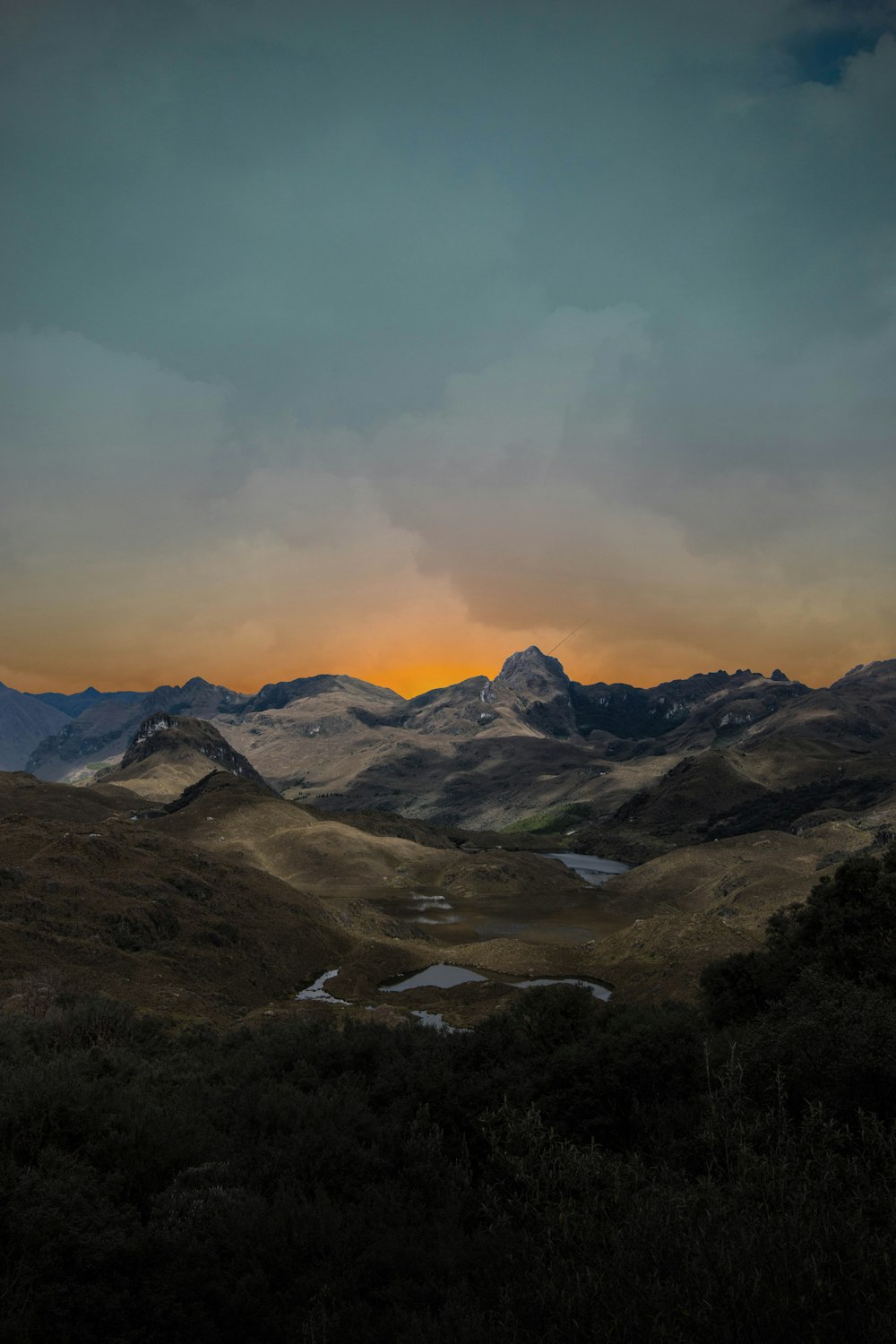 mountain under cloudy sky