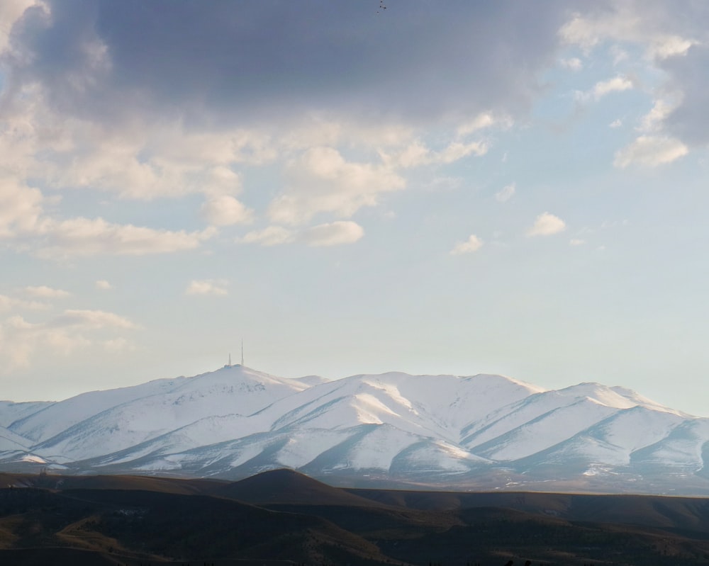 montagna coperta di neve