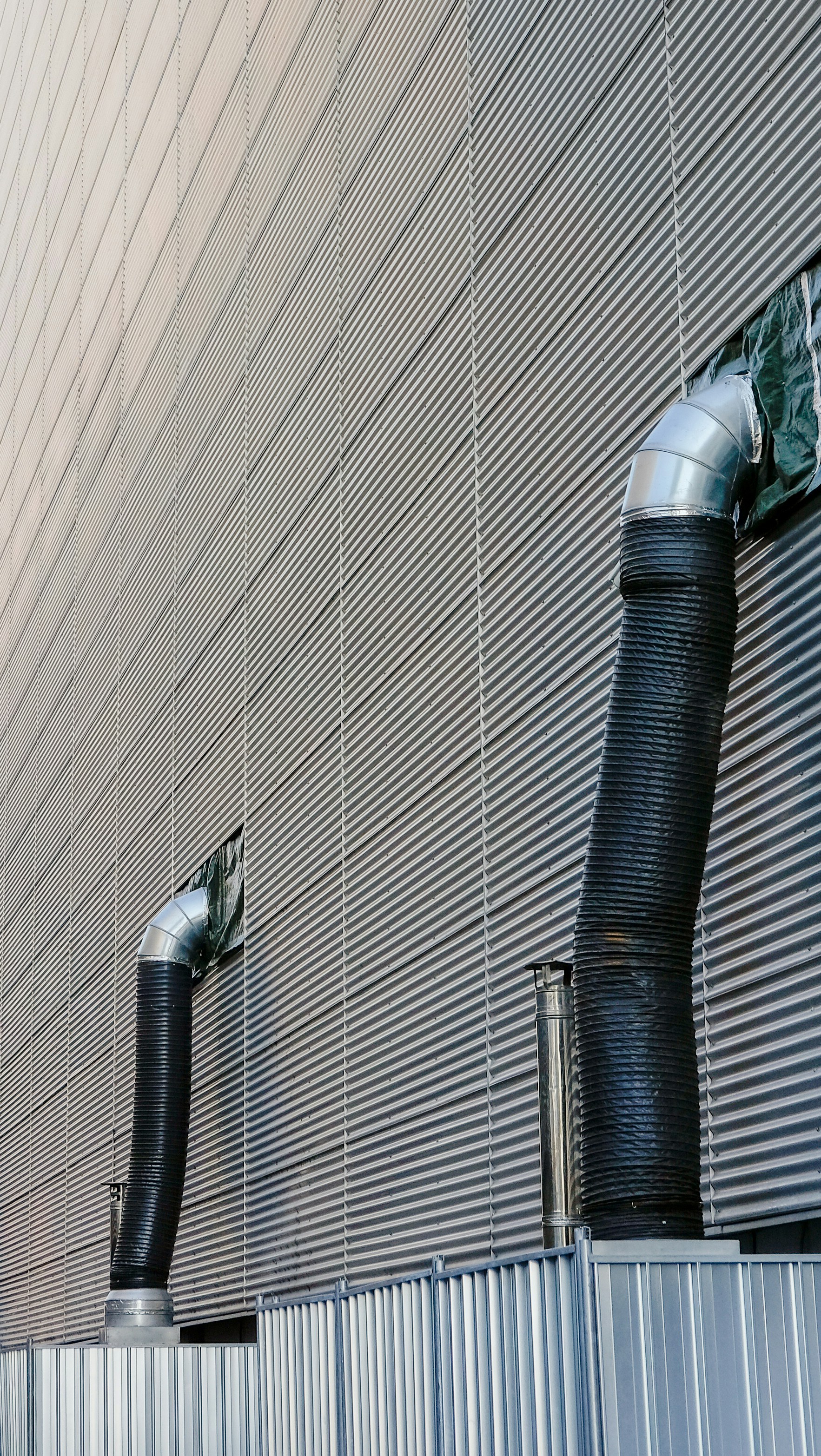 deux tuyaux gris et noirs à l’extérieur