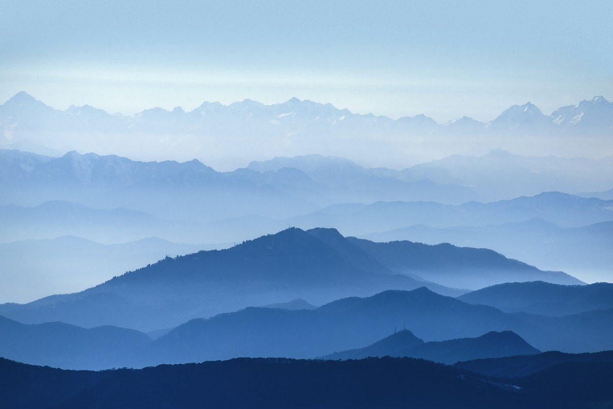 层叠山峦