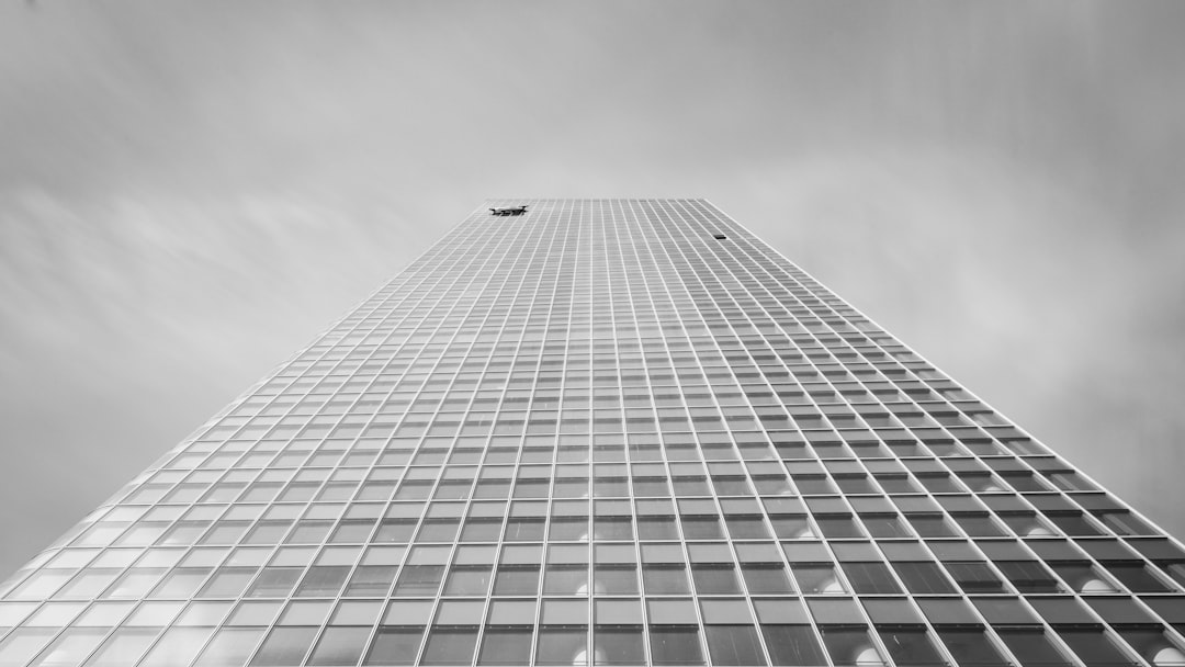 gray concrete building, Perspective sur 3 tours du quartier de la Part-Dieu - Pose longue sur la célèbre to<p></figure>ur Incity !