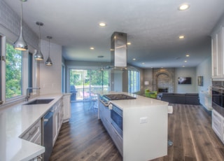 white wooden kitchen cabinet