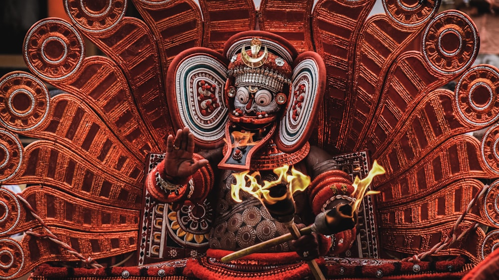 figurilla de deidad hindú roja y blanca