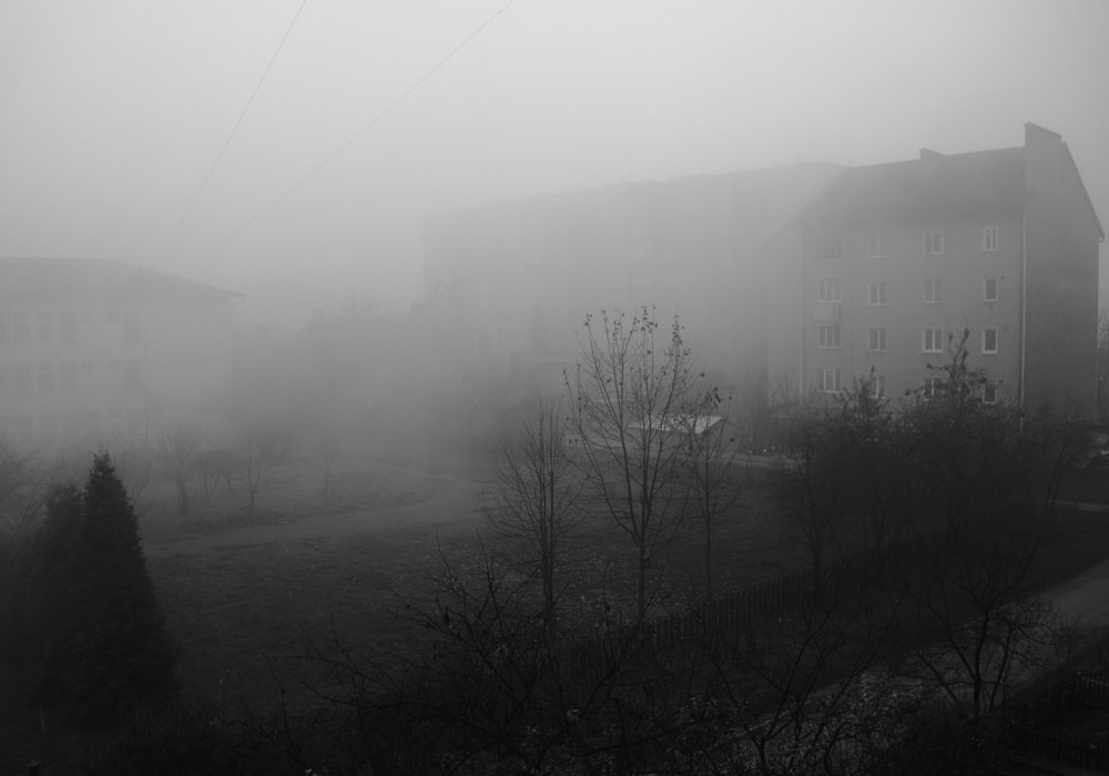 graues Haus mit Nebel bedeckt