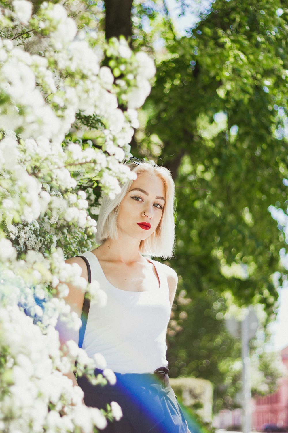 Mujer con camisa blanca