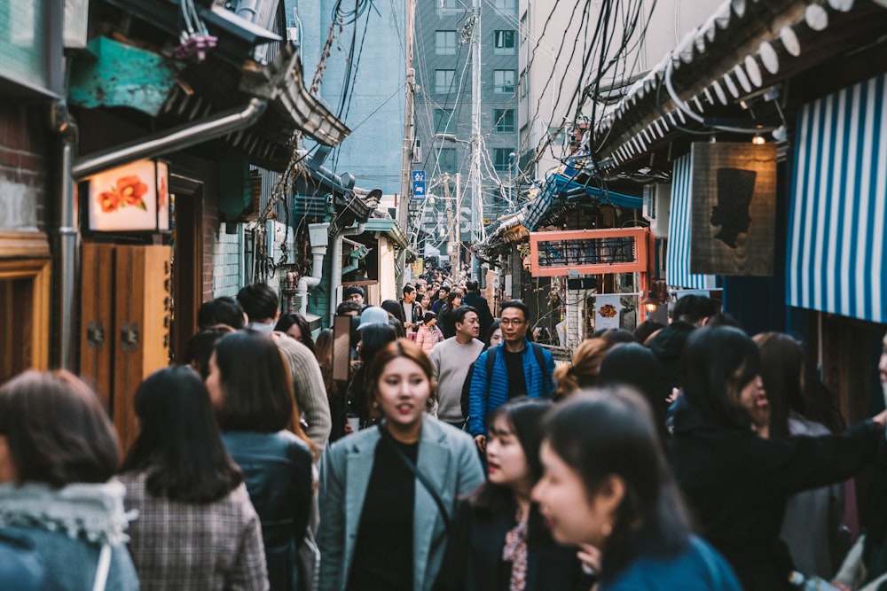 foule de gens dans la rue pendant la journée