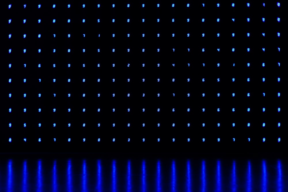 un fondo negro con luces azules