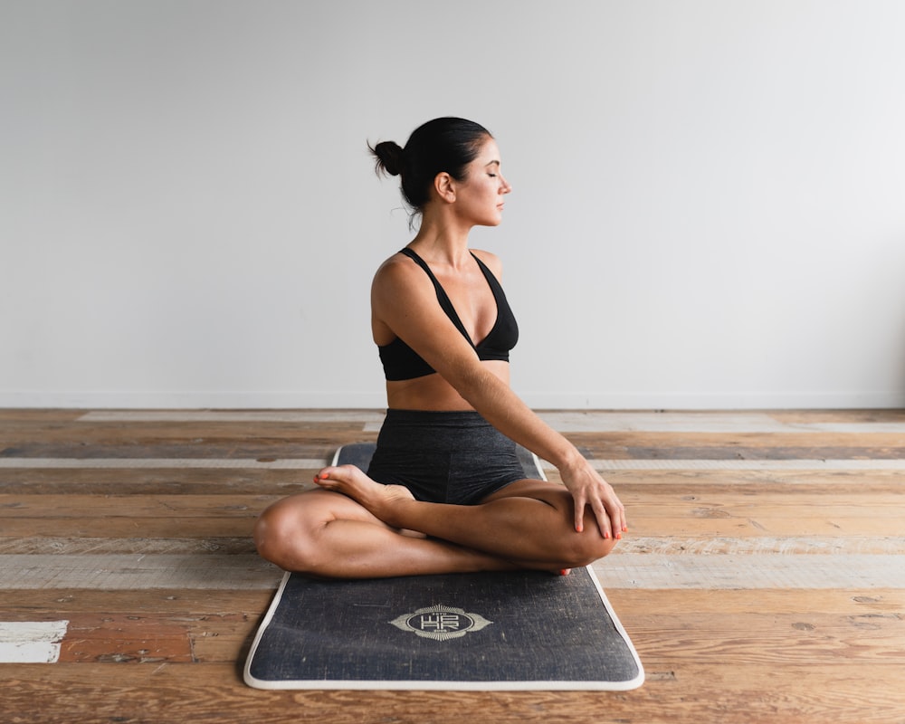 Frau, die Yoga praktiziert