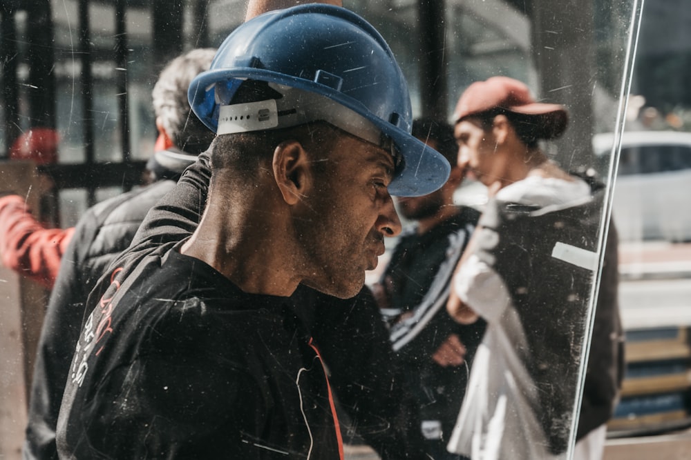 homme portant un casque de sécurité bleu