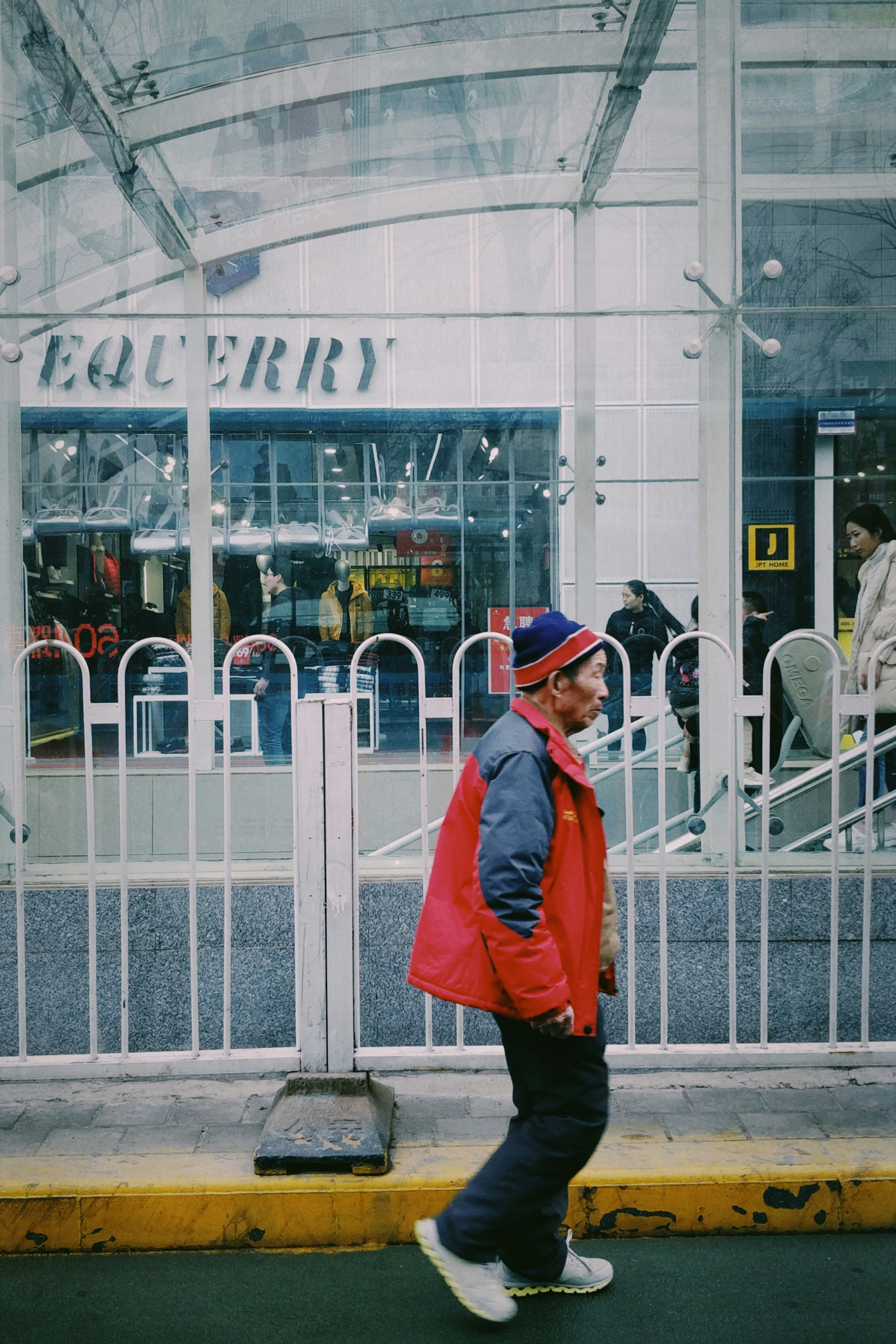Woman wearing a spring outfit with light jacket in a shopping area