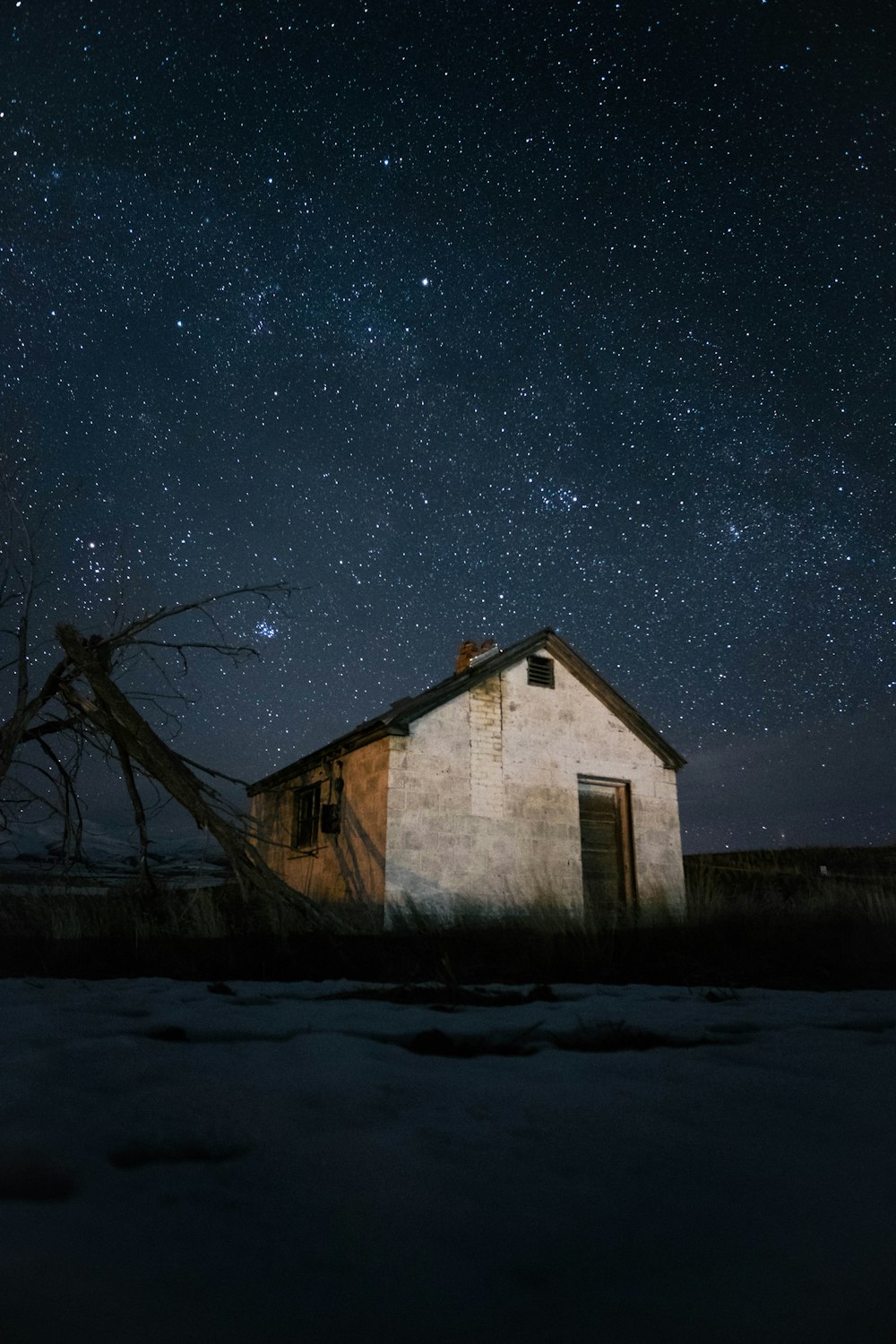 casa bajo el cielo despejado lleno de estrellas por la noche