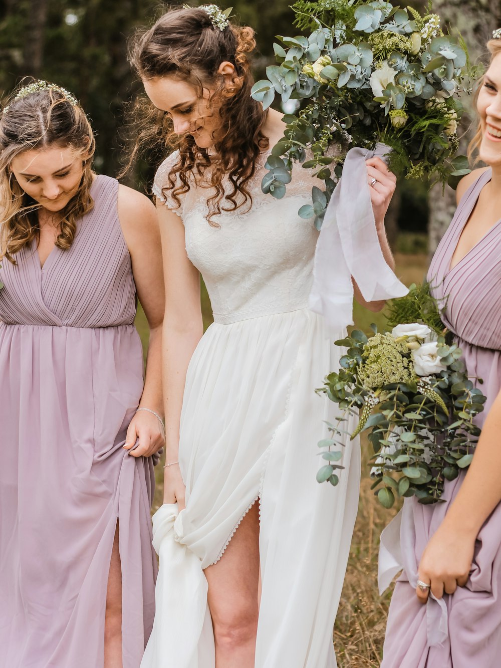 Mujer con vestido blanco sosteniendo ramo de flores verdes y blancas