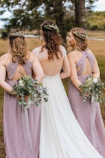La mariée entourée de ses 2 témoins
