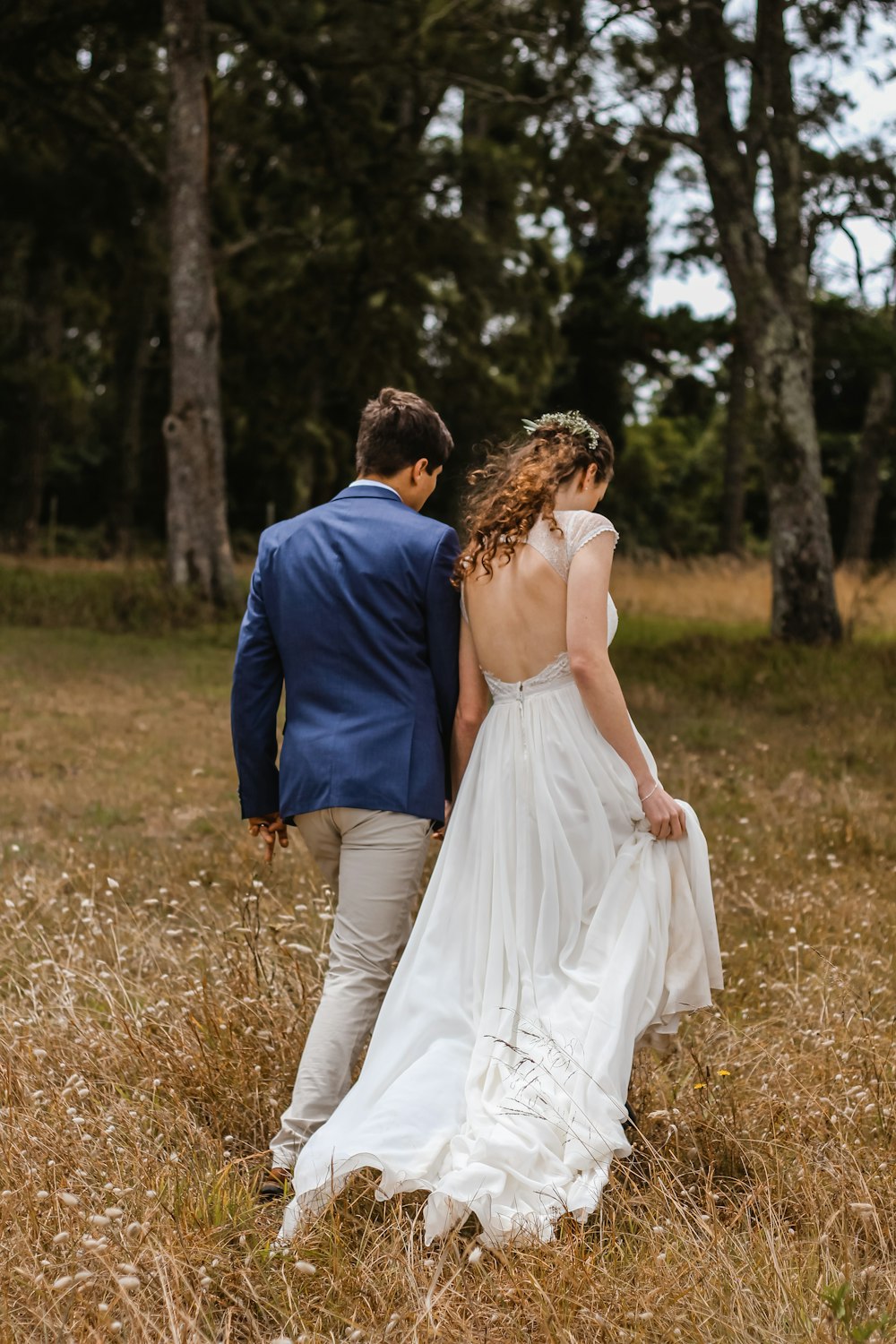 donna che indossa abito da sposa su sfondo bianco