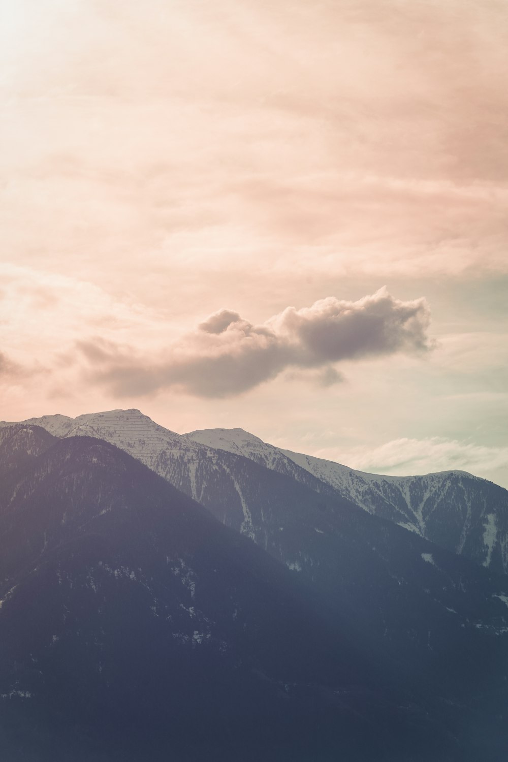 Grüner Berg unter weißen Wolken