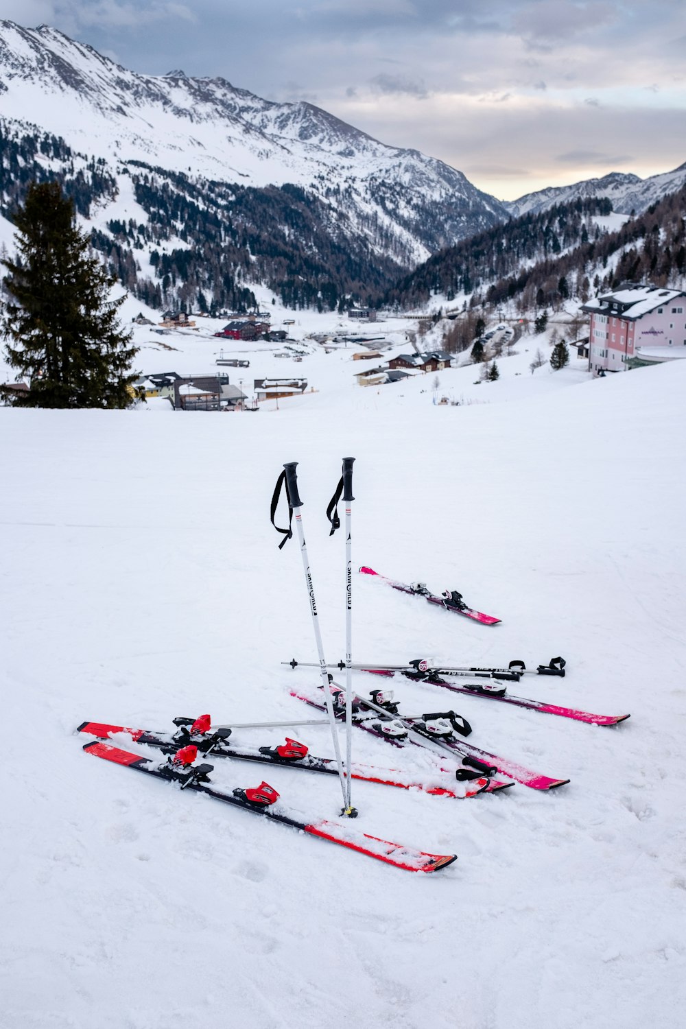 Rode Ski's op een witte besneeuwde grond 