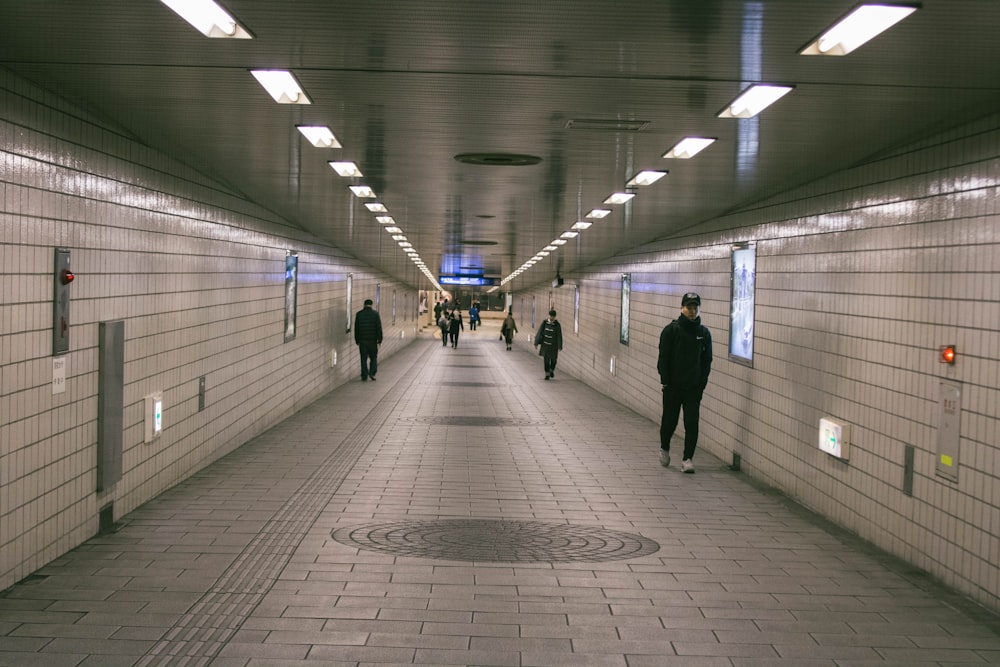 Gente caminando bajo el metro