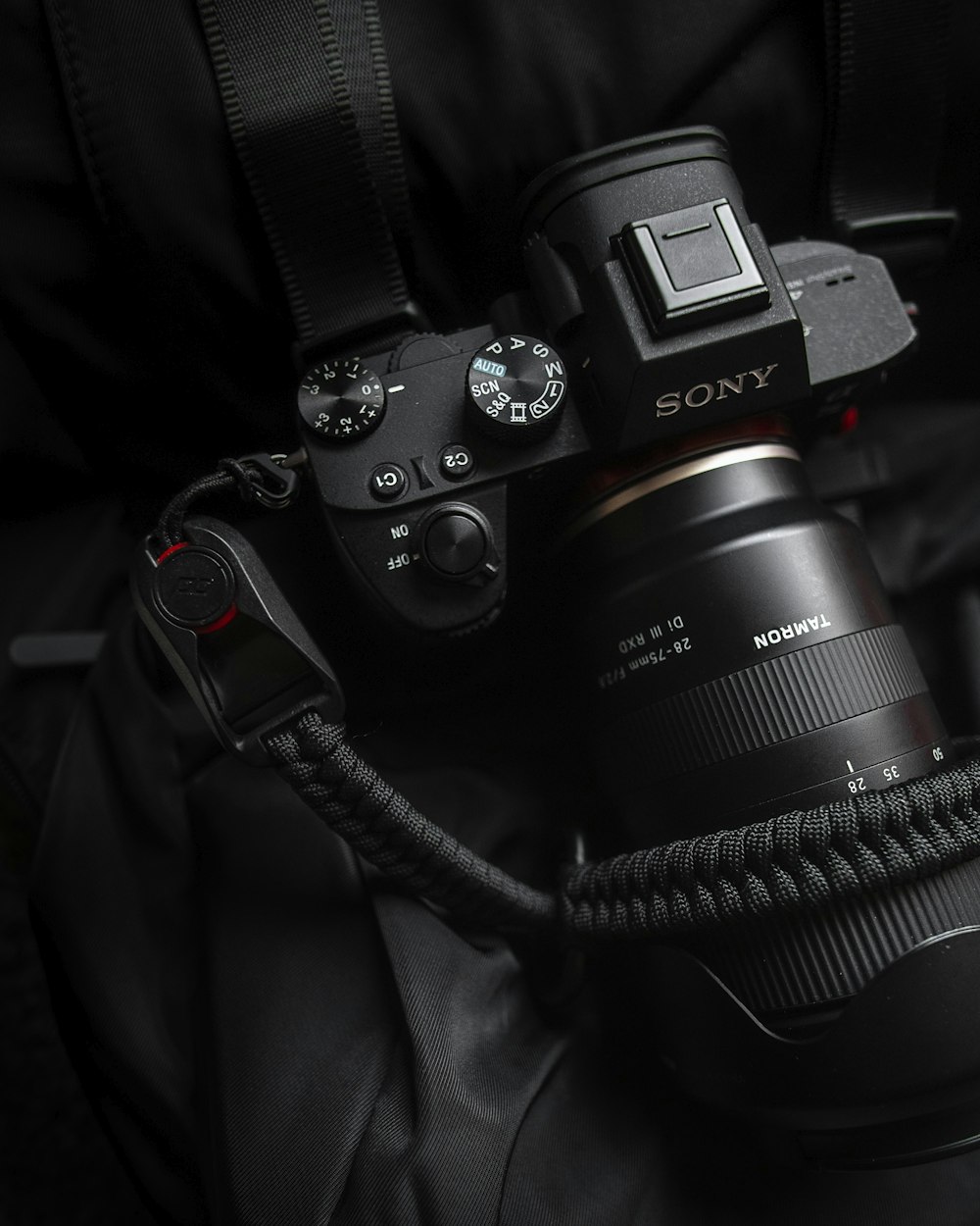 schwarze Sony Alpha DSLR-Kamera mit schwarzem Paracord-Gurt