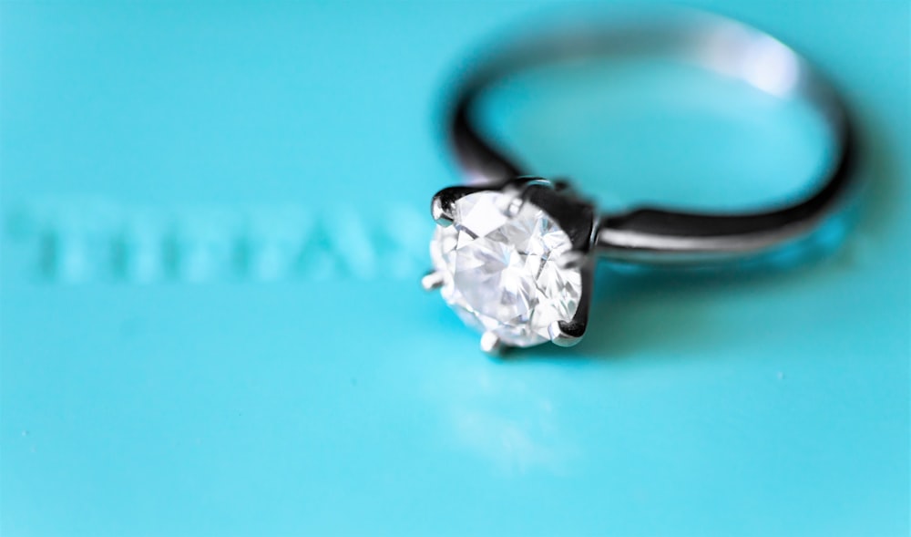 anel prateado com foto de pedra preciosa clara