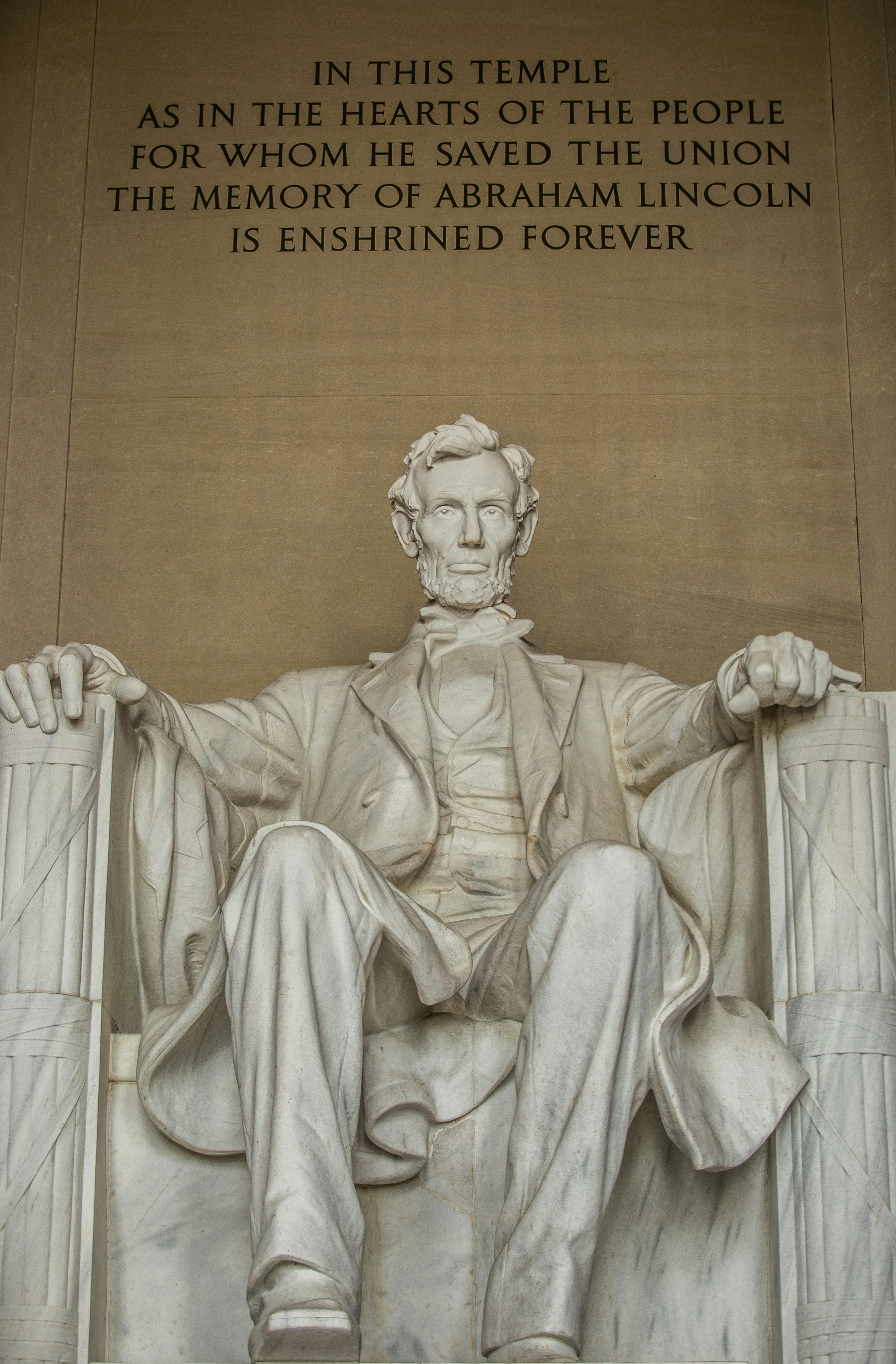 リンカーン記念館の前にあるエイブラハム・リンカーンの像の写真