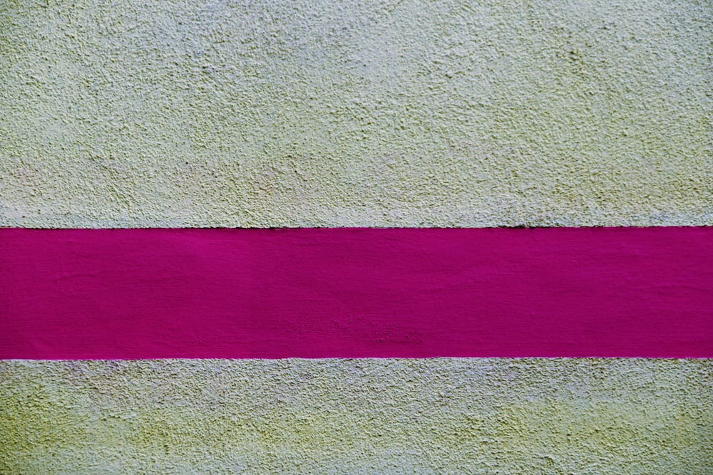rosafarbenes Textil auf beiger Oberfläche