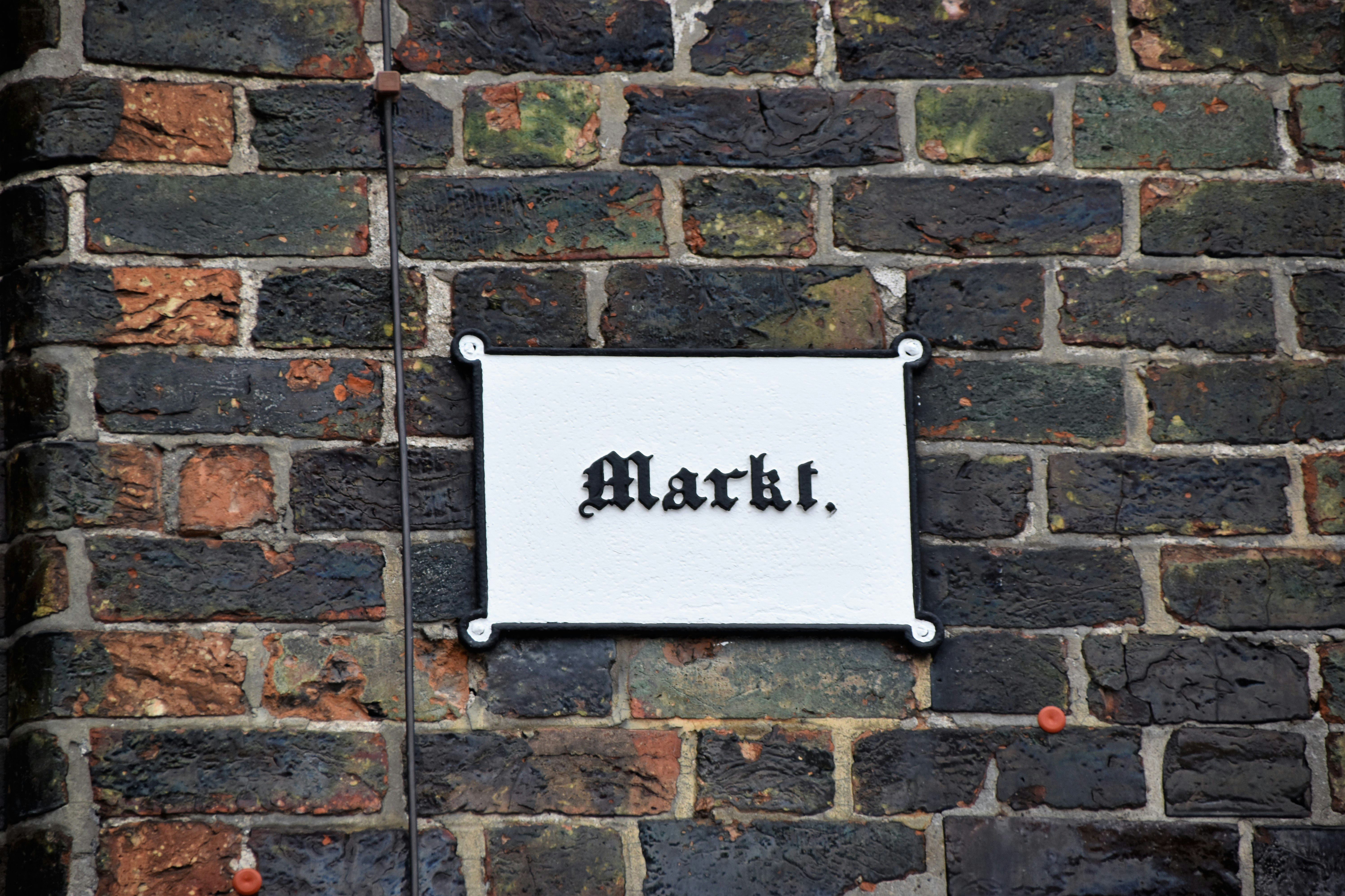 Marki signage