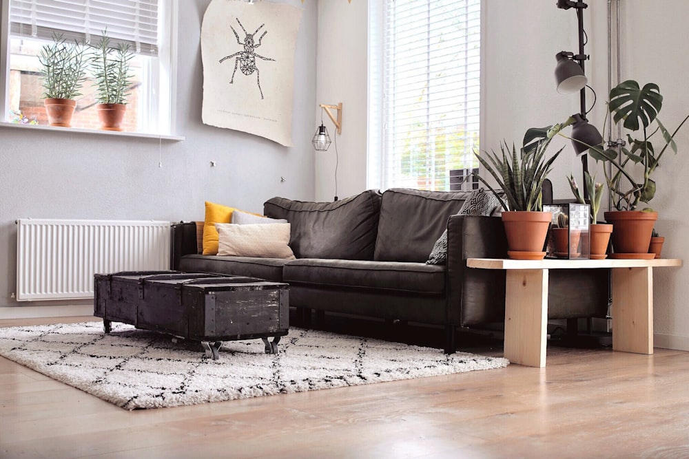 sofá preto de dois lugares e mesa de centro dentro da sala