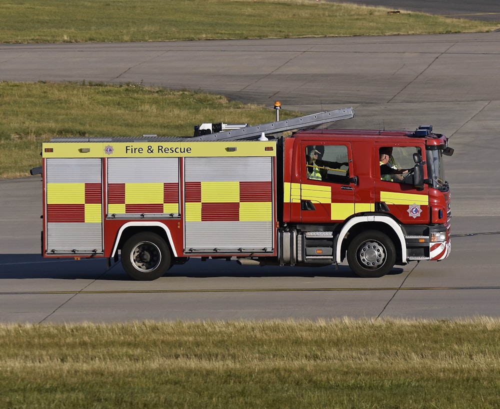 camion de pompiers rouge