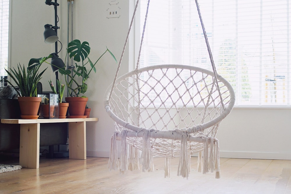 chaise suspendue blanche