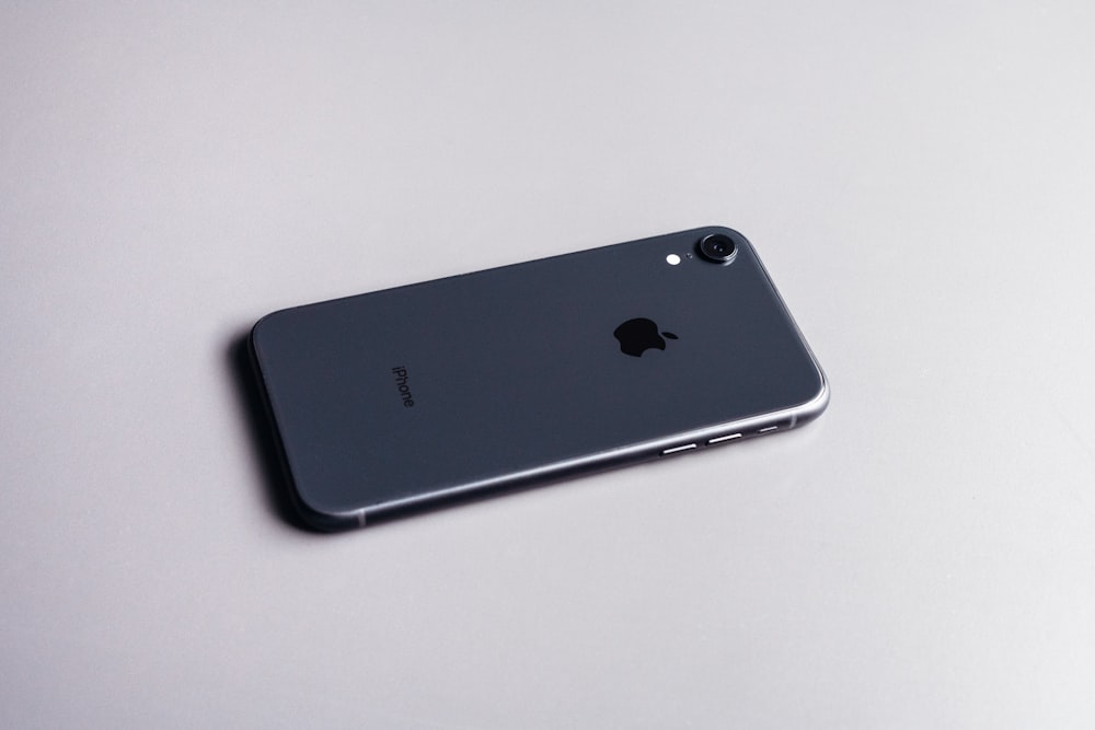 iPhone 7 plateado sobre superficie blanca