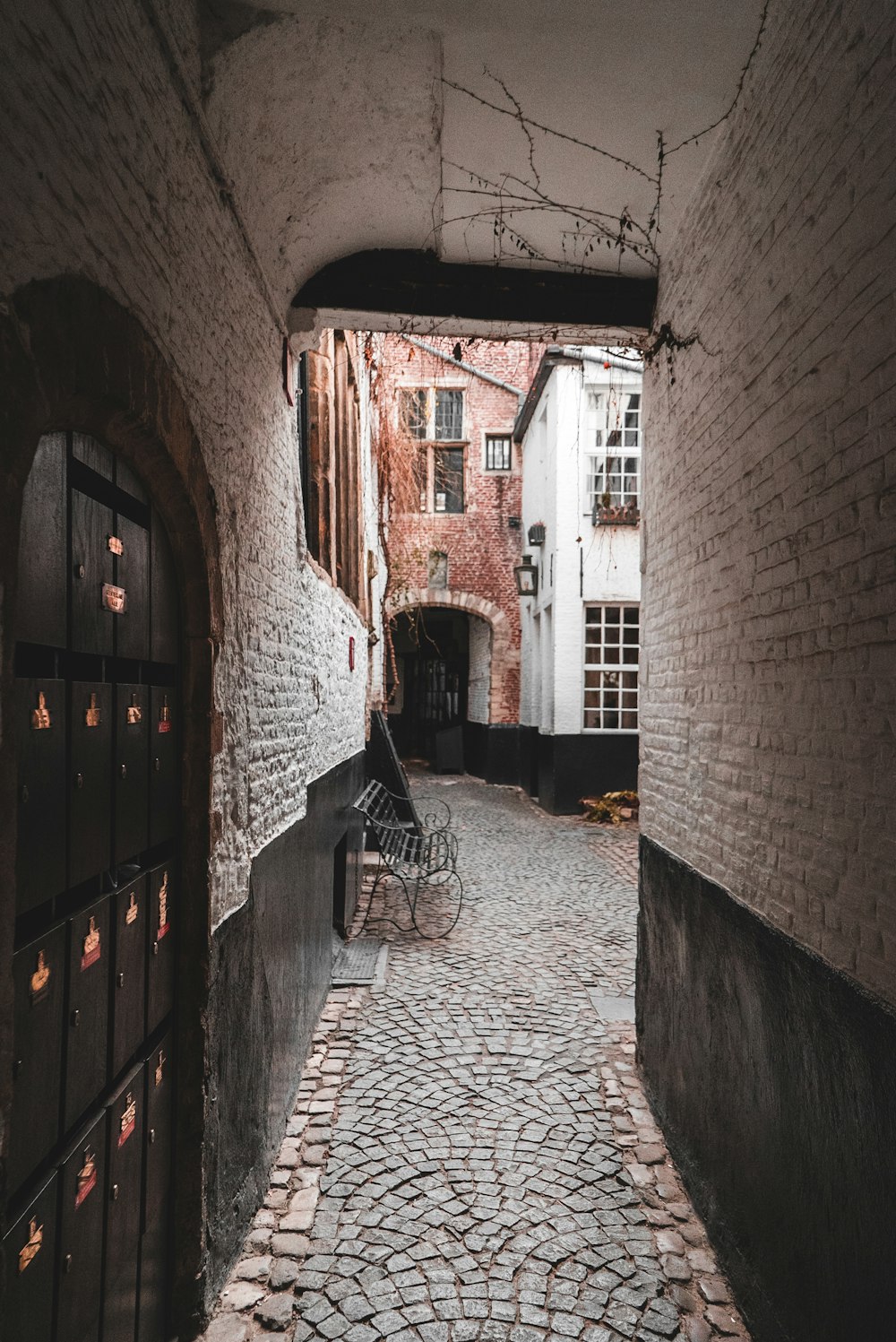 ruelle vide avec casiers