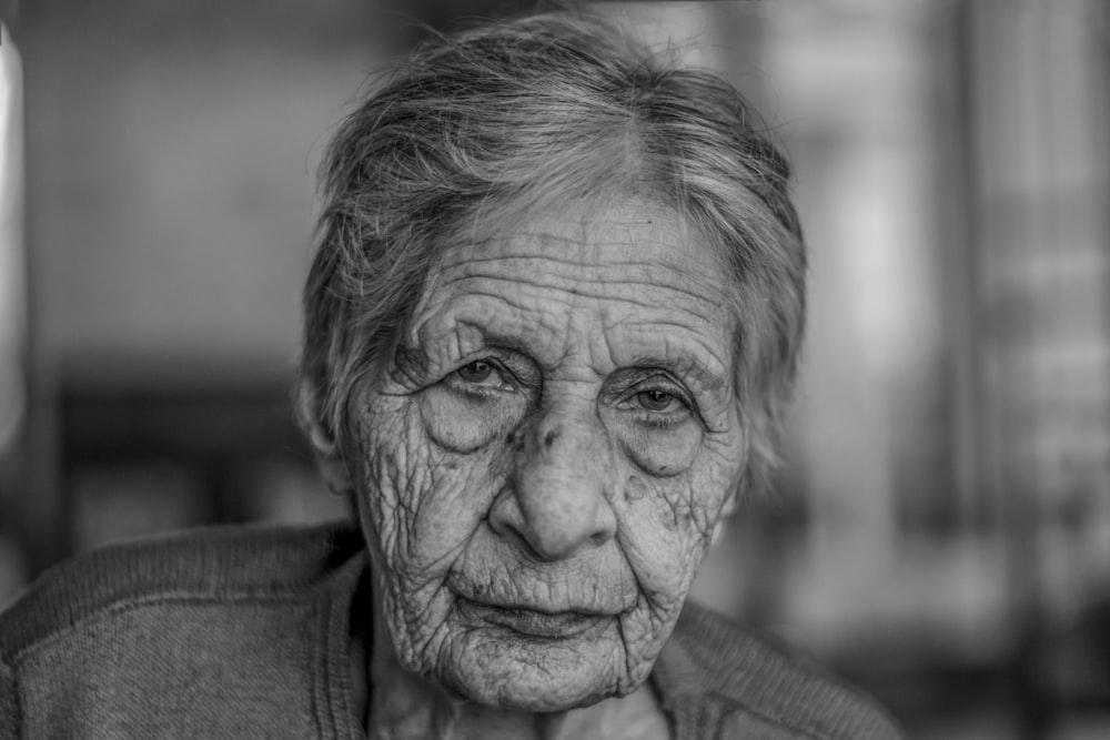 anciana con camisa gris