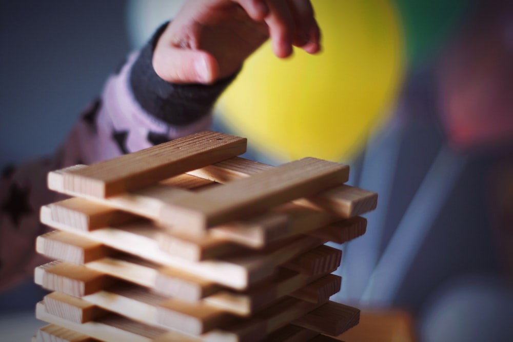 Selektive Fokusfotografie von braunem Holzspielzeug