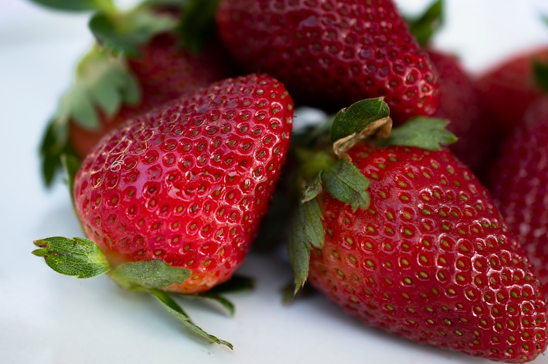closeup photography of red strawberries