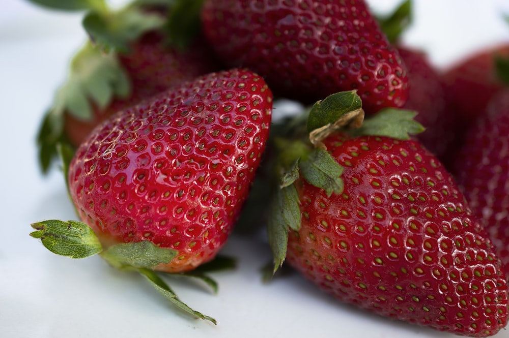 closeup photography of red strawberries