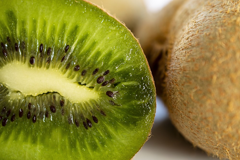 sliced kiwi fruit