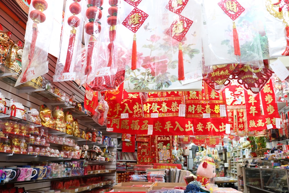 Chinesische Glücksbringer im Laden ausgestellt