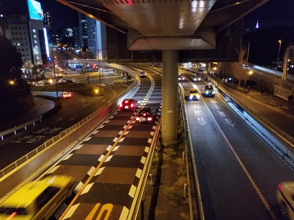 Coches que circulan a exceso de velocidad por la autopista por la noche