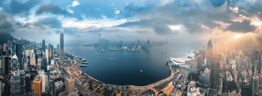 Edifícios da cidade perto do corpo de água sob o céu nublado