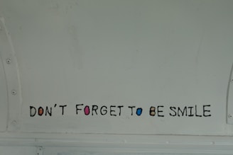 a sign that says don't forget to smile