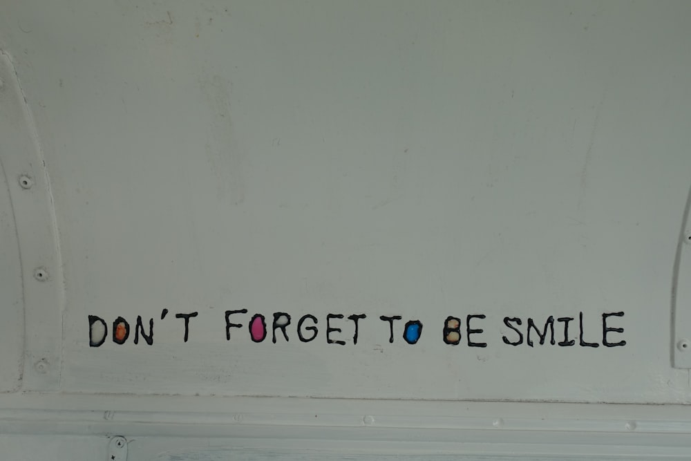 Un cartello che dice di non dimenticare di sorridere