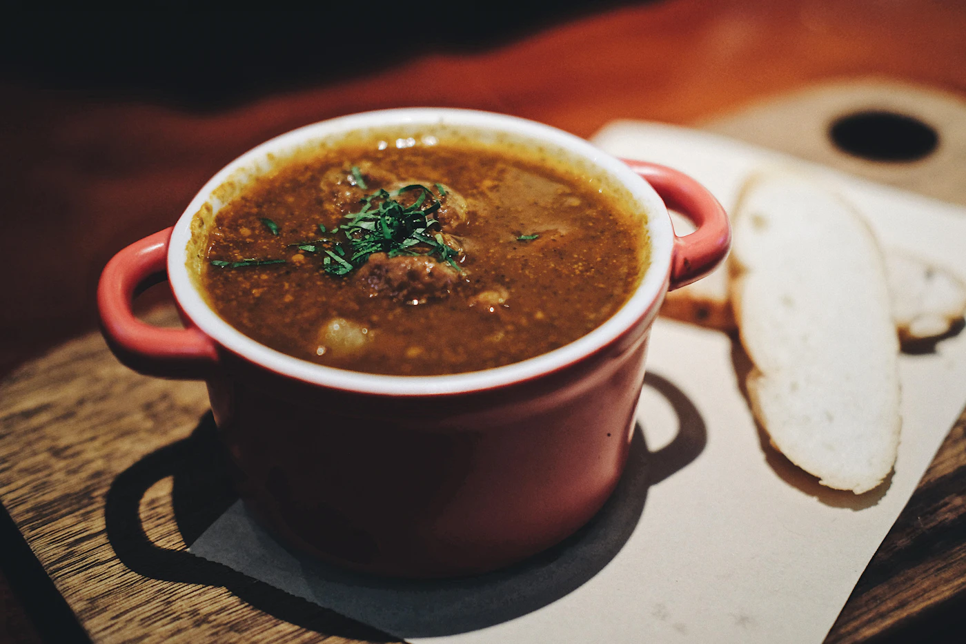 Soupe épaisse de lentilles servie avec des herbes fraîches