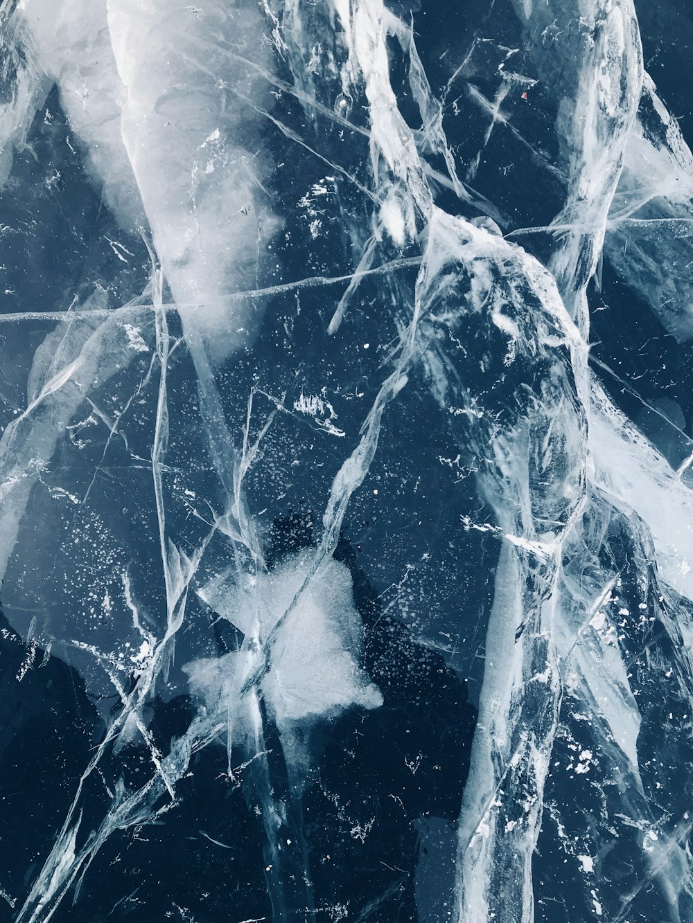 rachado na superfície do gelo