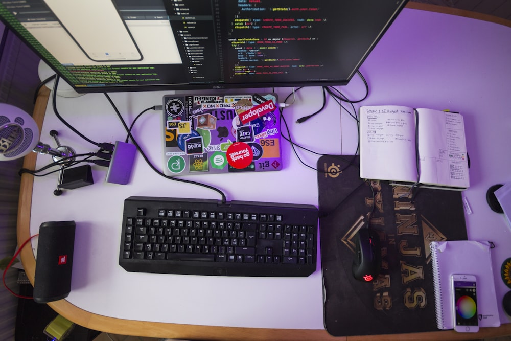 fotografia flatlay de desktop