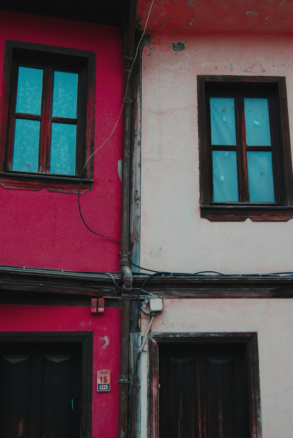 Bild eines Hauses mit zwei Fenstern