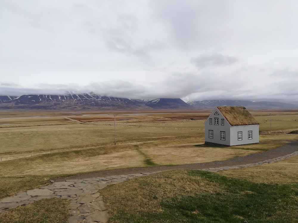 paisagem de um campo com uma casa