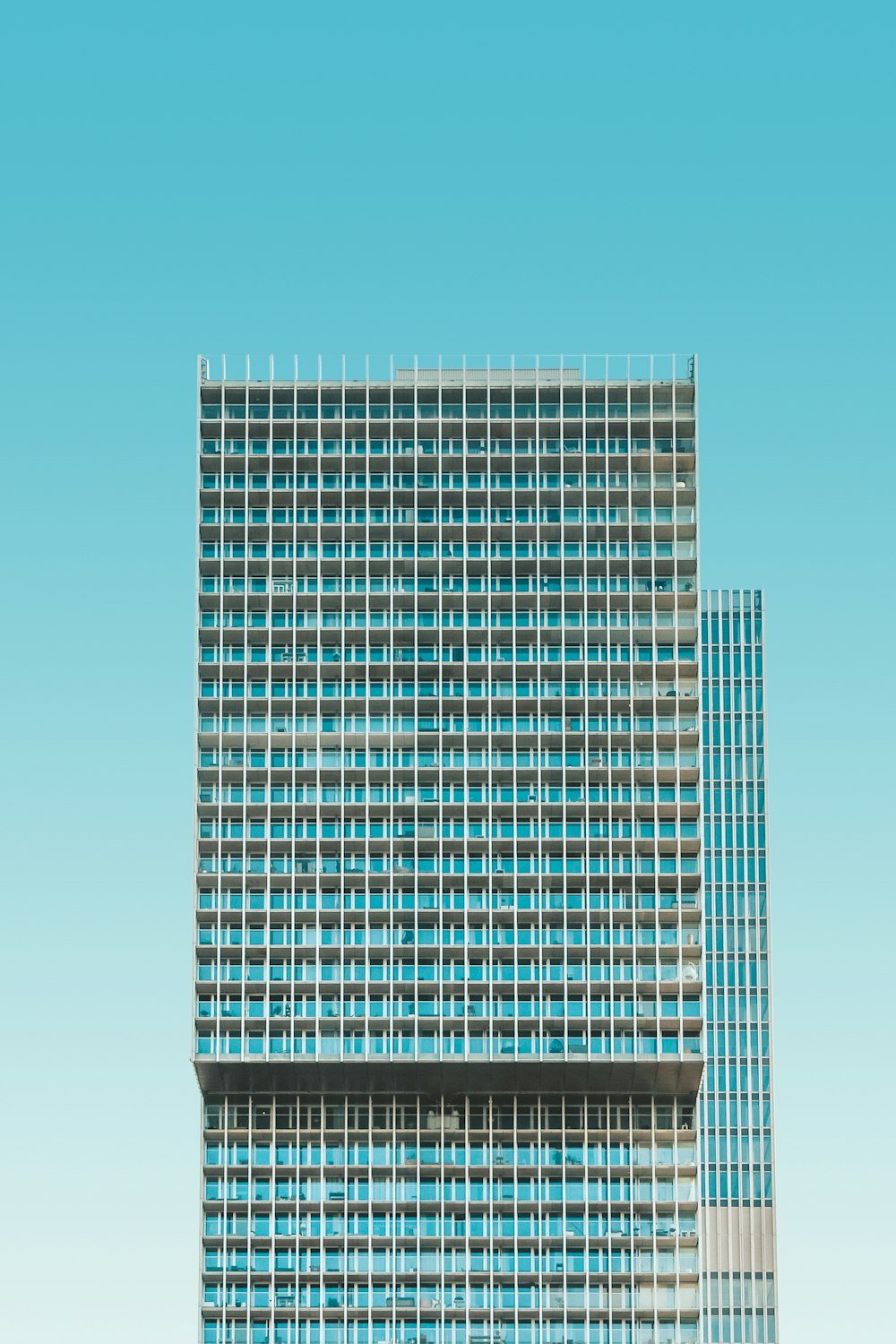 edifício de concreto cinza