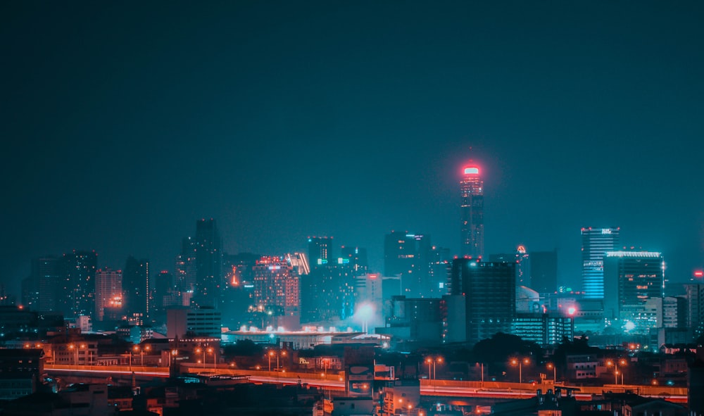 Vista da paisagem urbana à noite