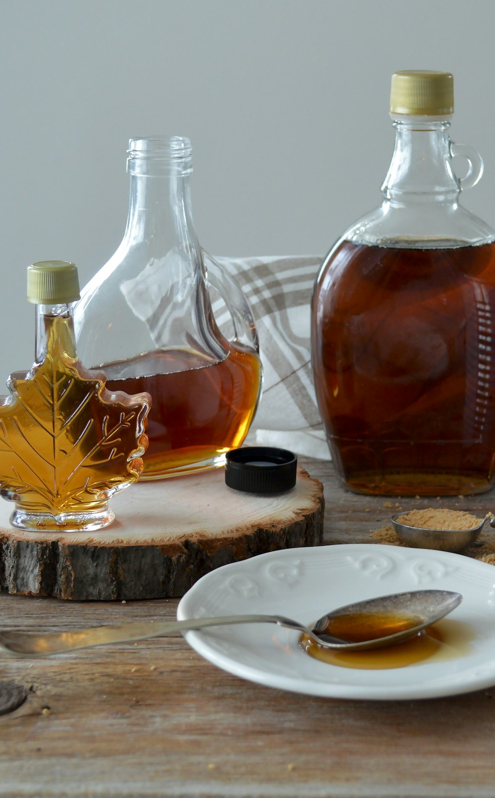 mit Honig gefüllte Flasche auf dem Tisch